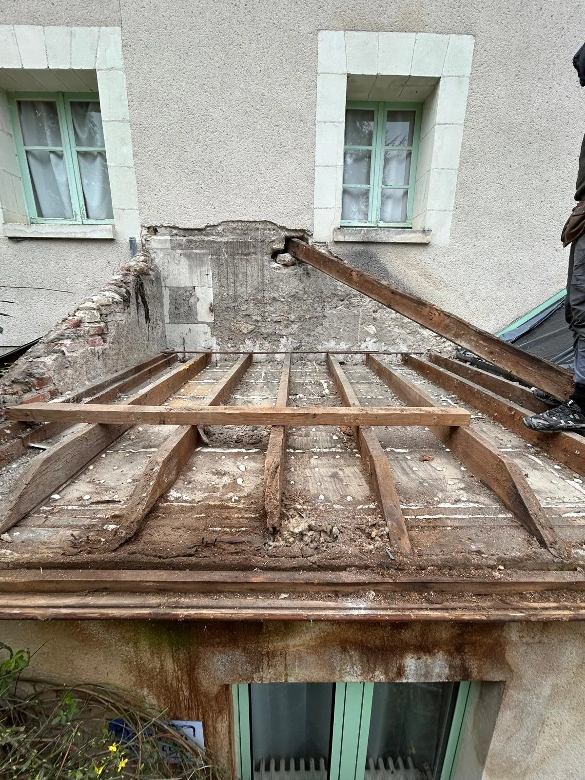 Chantier de couverture : charpente à nu